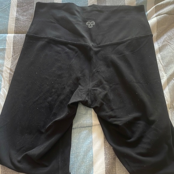 ARITZIA TNA BUTTER BLACK SHORTS - Picture 1 of 1